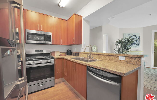 2 beds, 2 baths, 942 sqft, $559,900, Unit 135