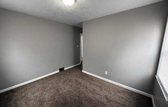 2921 Chestnut St- Two Bedroom Remodeled Home! *Available Now*