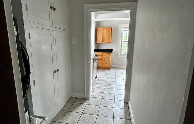 3 beds, 1 bath, $1,650, Unit J