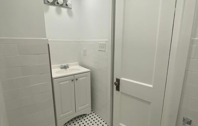 1 bed, 1 bath, 572 sqft, $1,510, Unit Old King Edward 15