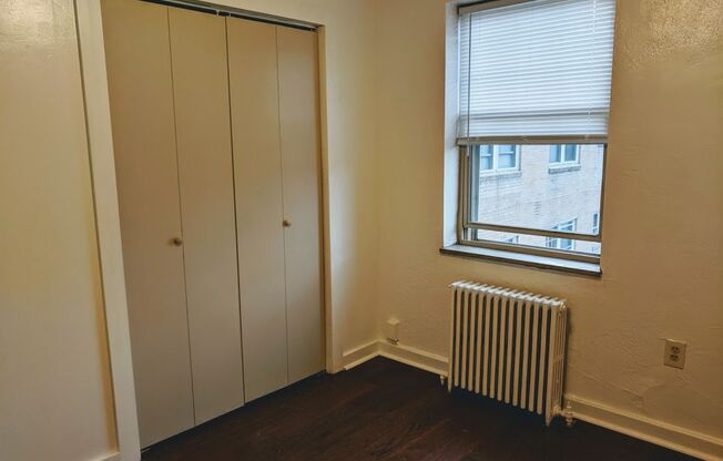 3 beds, 1 bath, $2,250, Unit 306D