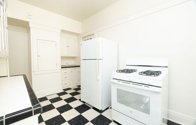 2 beds, 1 bath, 1,008 sqft, $2,400, Unit 21