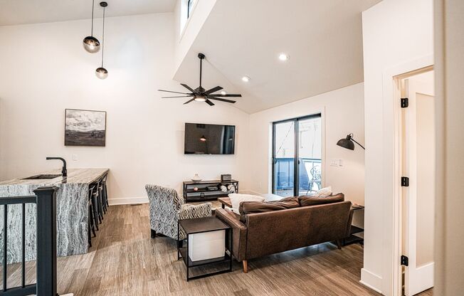 Modern Elegance w/ Garage Parking in German Village nieghborhood