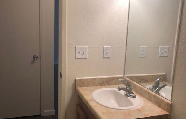 2 beds, 1 bath, 825 sqft, $1,300, Unit 124