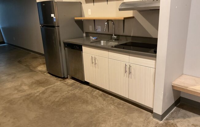 Studio, 1 bath, 548 sqft, $1,295, Unit B05