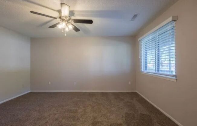 2 beds, 1 bath, 866 sqft, $810, Unit 0027