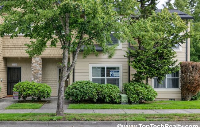 Charming 3 BD* 2 BA Townhome Located In Hillsboro's Briarcreek Community *Recently Updated!* *Full Bed/Bath First Level* *Great Patio!*