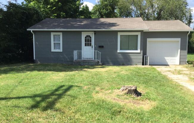 2 Bed 1 Bath 900 SQFT Home in Bolivar! Call Quick!