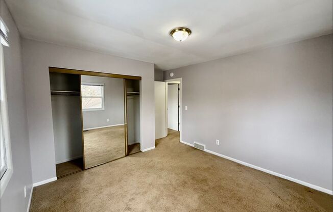 2081-2083 Shangrai La Dr SE