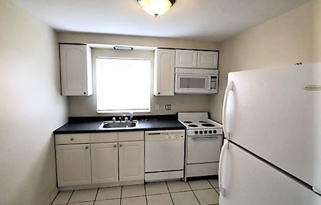 2 beds, 1 bath, 825 sqft, $1,300, Unit 1