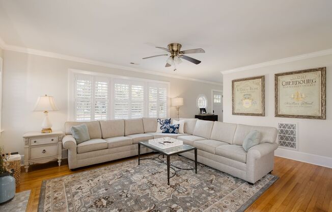 Fully furnished- Beautiful Forest Hills Home