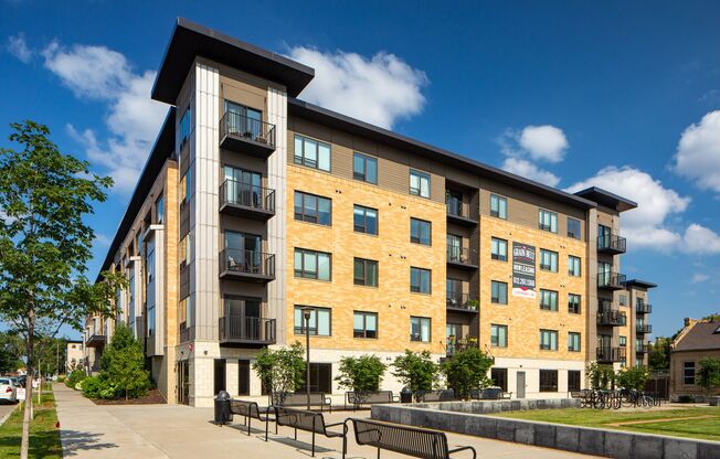 1 bed, 1 bath, 717 sqft, $1,675, Unit 406