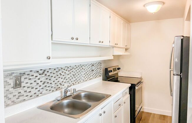 2 beds, 1 bath, 850 sqft, $1,695, Unit 9130-26