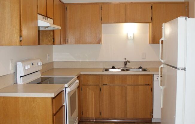 2 beds, 1 bath, $1,400, Unit 2025 SE River Road, WP 403