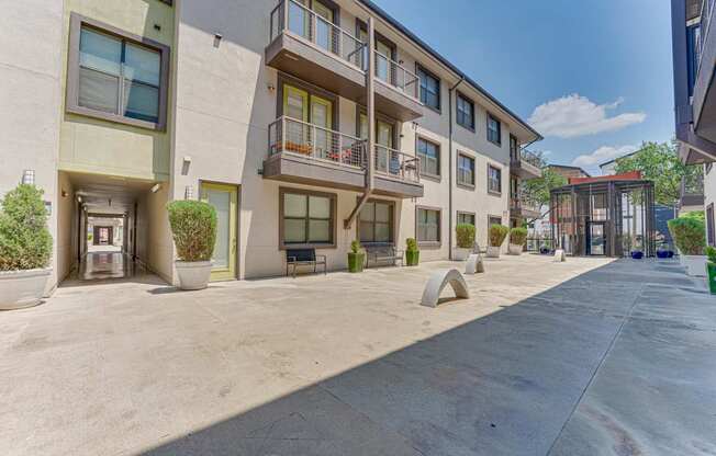 Exterior Landscape at Vue Live Oak, Dallas, TX