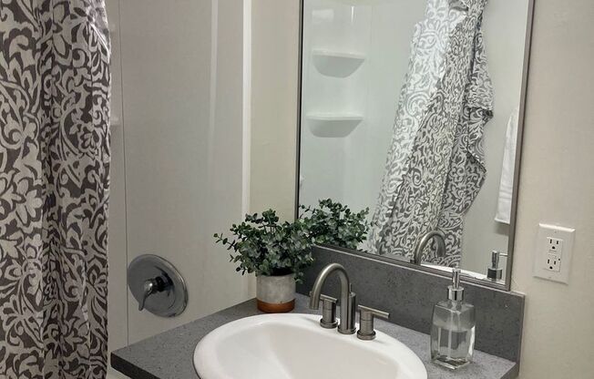 1 bed, 1 bath, 792 sqft, $1,975, Unit 06