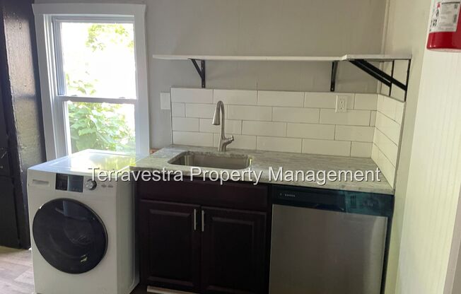 3 beds, 1 bath, $1,850, Unit 134 S 3rd