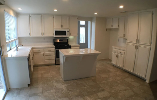 4BR/3BA in Desirable Vail Ranch – Fireplace, Lofty Primary Suite & 3-Car Garage