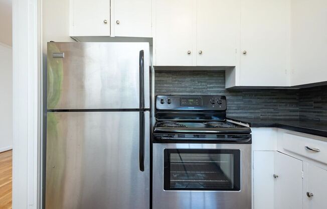 2 beds, 1 bath, 901 sqft, $1,990, Unit 07