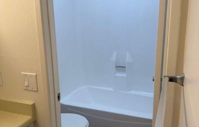 Studio, 1 bath, $950, Unit 18