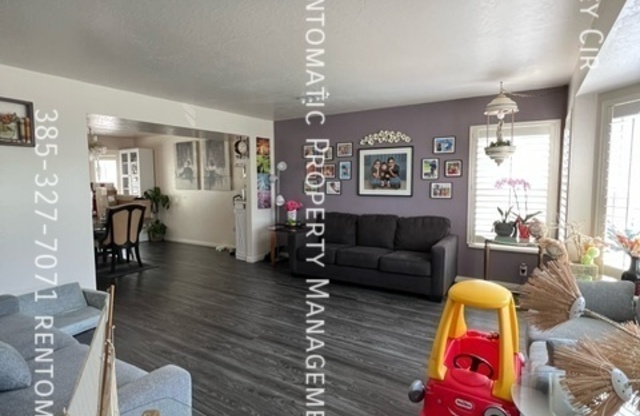 1231 E TIERNEY CIR