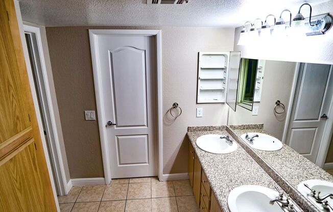 Great Upper Condo at Tuscan Villas, Hacienda and Decatur