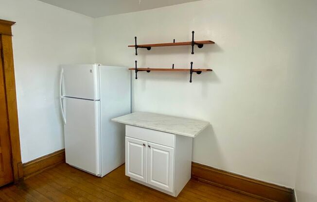 2 beds, 1 bath, $1,450, Unit 1015 W. 14th Ave. - B