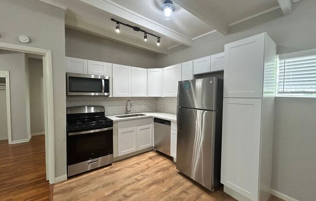 1 bed, 1 bath, 700 sqft, $1,245, Unit 215
