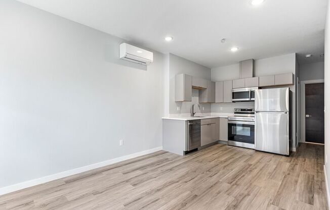 7150 N GREENWICH AVE