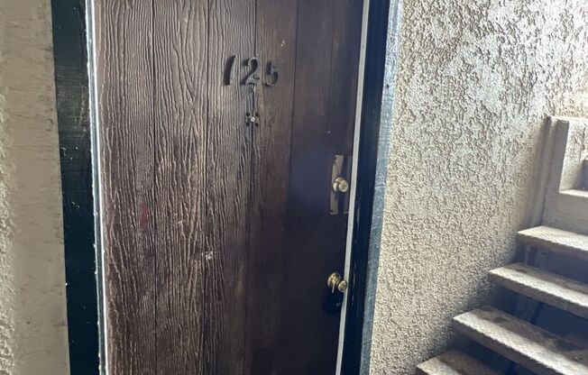 2 Bedroom 1 Bathroom Garden Level Apartment in Aurora