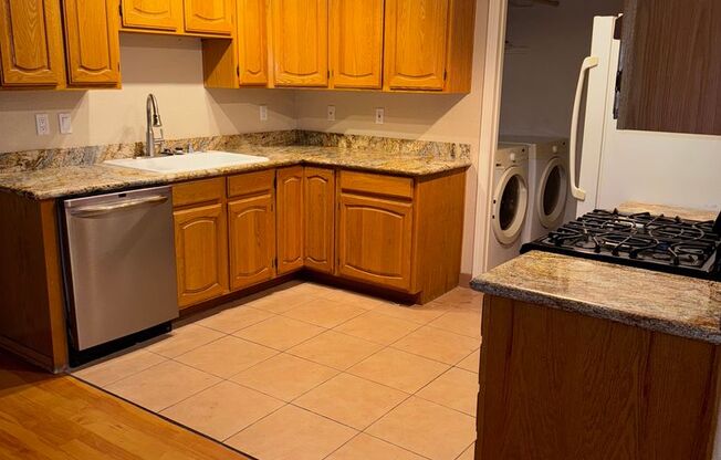 3rd floor with balcony - Boulder City