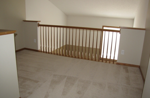 Spacious 2Bed plus loft/2Bath Townhome- Cottage Grove- Available Mar 16