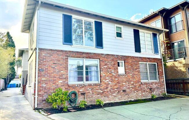 Top Floor 1 Bedroom, 1 Bathroom in Burlingame Available NOW!