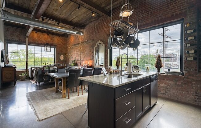 2 beds, 2 baths, $2,350, Unit 727 N. 4th St. Apt. 211