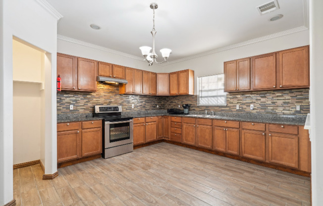 1115 TARPLEY AVE
