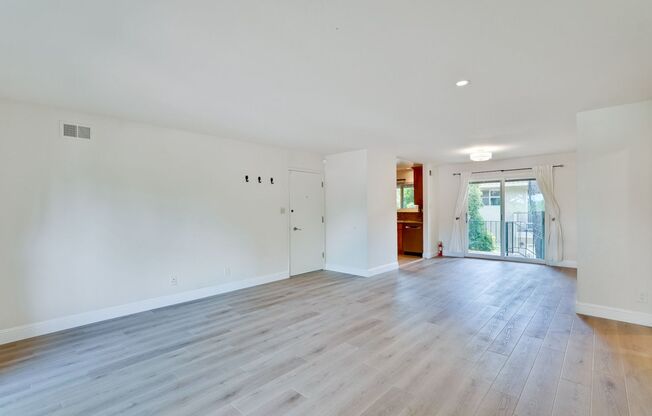 Top floor 2 Bed 2 Bath Condo in Los Altos!