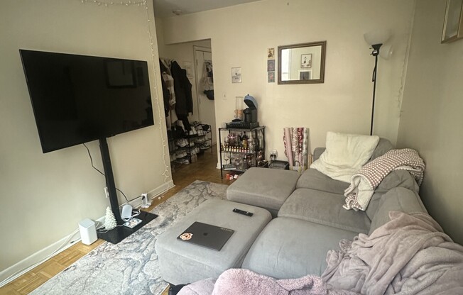 2 beds, 1 bath, $3,700, Unit 2