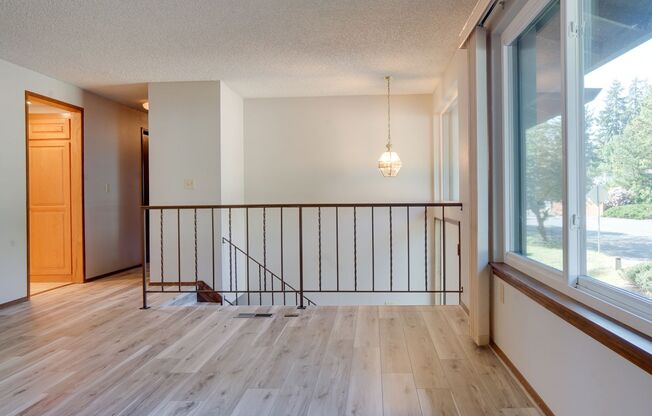 Remodeled Kent East Hill Split level