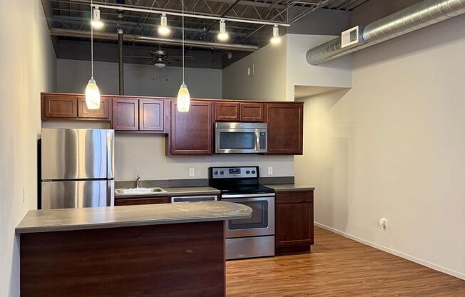 1 bed, 1 bath, 655 sqft, $1,195, Unit 216