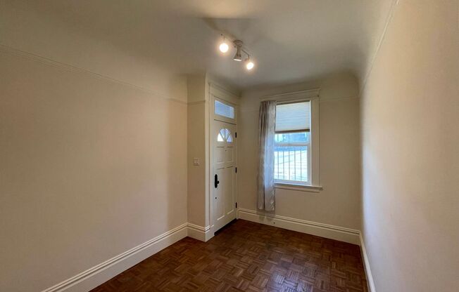 Charming 2-Bedroom Ground-Floor Duplex with Private Garage & Backyard – San Francisco