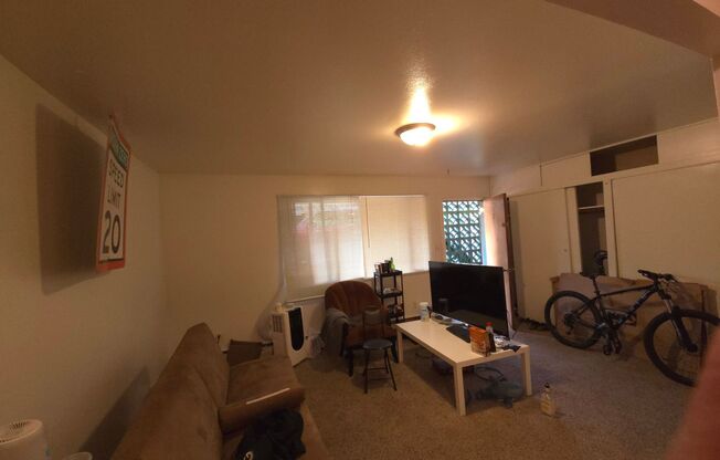 2 beds, 1 bath, $1,800, Unit 2