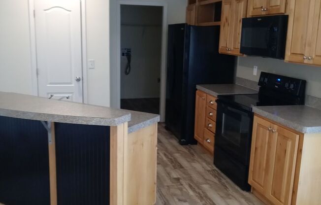 3bd/2 bath Mobile Home Available now!