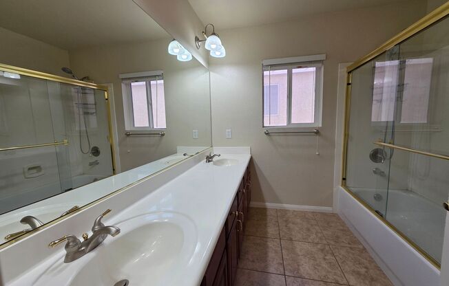4 beds, 3 baths, $2,600
