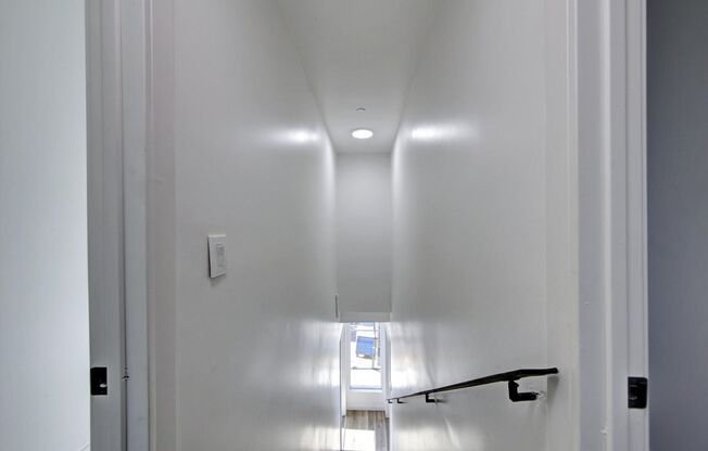 AMAZING NEW CONSTRUCTION UNIT NEAR DOWNTOWN