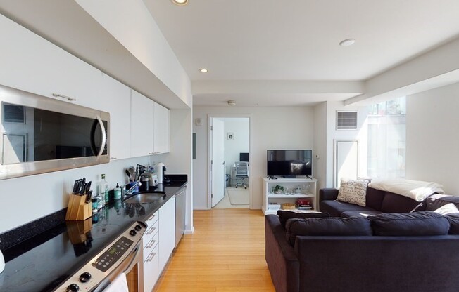 3 beds, 1 bath, 950 sqft, $4,800, Unit 706