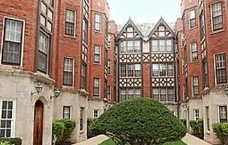East Rogers Park Two Bedroom~ Cats Welcome~ Historic Building ~ Close to the Lake