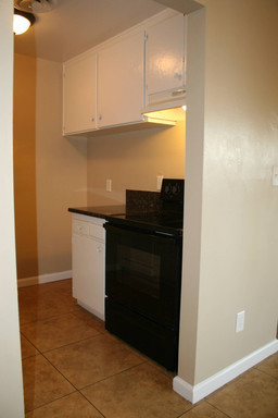 1 bed, 1 bath, $950, Unit 16