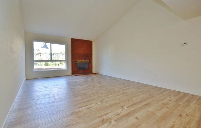 $4,200 / 4 BR - SPACIOUS HOME IN WARM SPRINGS WITH SCENIC HILL VIEWS