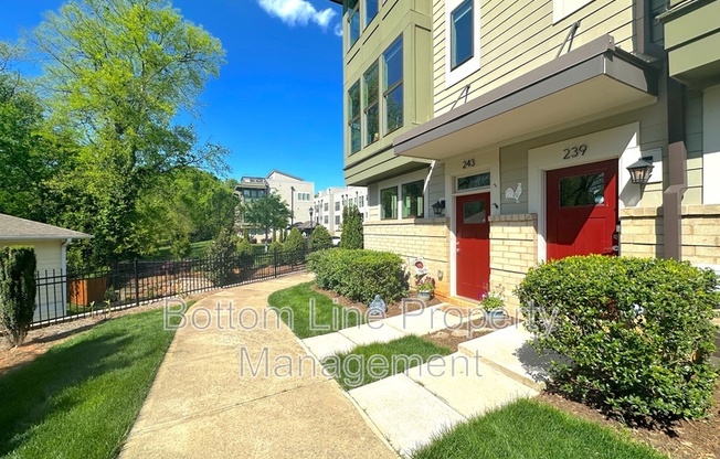 239 UPTOWN W DR