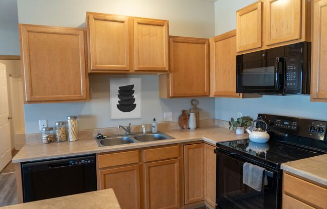 2 beds, 2 baths, 990 sqft, $1,170, Unit 5801 - Unit 80